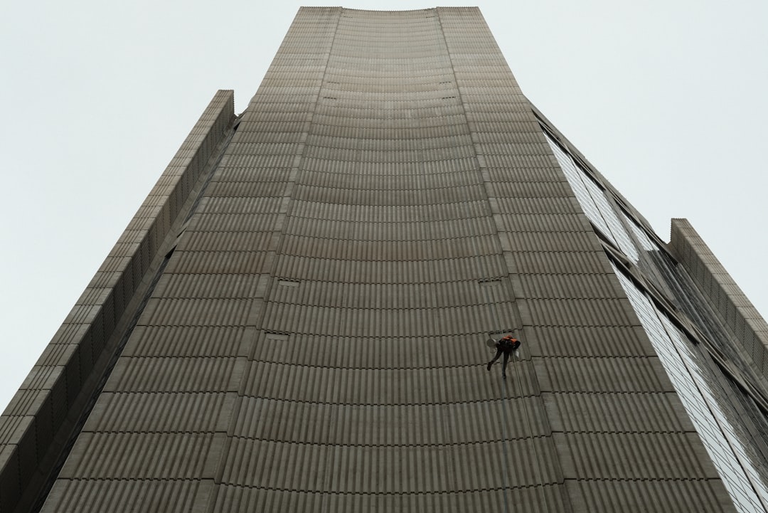 Сезонная мойка окон: особенности и преимущества